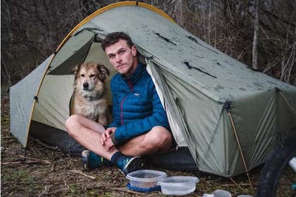 Tom Turcich y su perra Savannah entraron al libro de los Guinness World Records por cruzar el mundo a pie