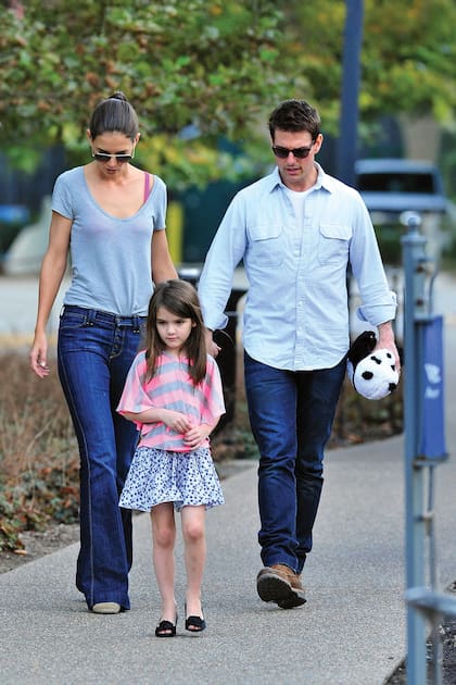 Tom y Katie Holmes pasean por las calles de Pittsburgh con la pequeña Suri, en octubre de 2011.