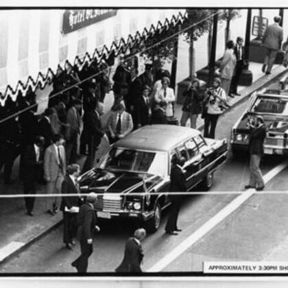 Toma aéra del momento en que Sara Moore atenta contra el presidente de los EEUU Gerald Ford el 22 de septiembre de 1975