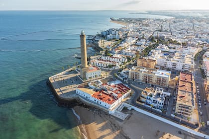 Toma aérea desde el mar de Chipiona, una localidad costera de la provincia de Cádiz, en Andalucía, España