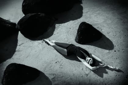 Toma de una producción para Vogue Turquía, realizada por todo un equipo argentino en Uruguay, con Sebastián Kaufmann como estilista y Brandt Maculan en make up