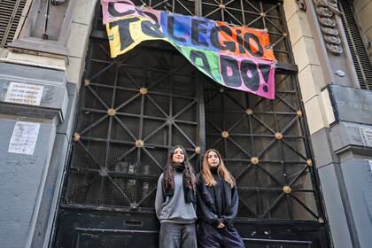 Toma del colegio Carlos Pellegrini. Delfina Carabajal, presidenta, y Laura Sukergeld secretaria general del centro de estudiantes