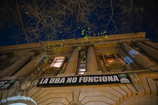 Vigilia en el Colegio Nacional de Buenos Aires en medio del conflicto universitario