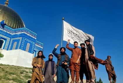 Toma del poder a la bandera en Afghanistán, con los talibanes, considerado un grupo terrorista por muchos gobiernos. "Muestran gran generosidad a pesar de su oscuridad".