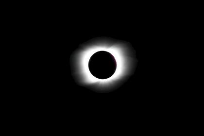 Toma directa del eclipse total: la Luna tapa todo el Sol, excepto su corona.