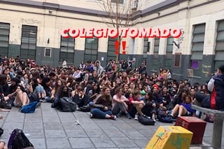 Habló una alumna de la toma del Pellegrini: “No puede entrar ninguna autoridad y a la noche no se puede salir”