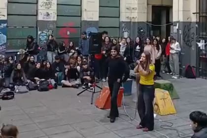 Toma en la Escuela Carlos Pellegrini