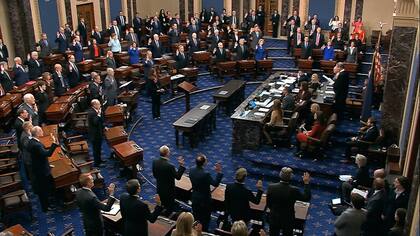 Toma juramento a los senadores para el juicio del impeachment.