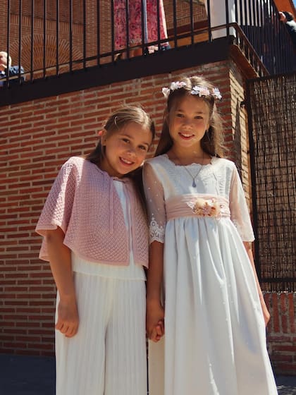 Tomadas de la mano, las hermanas posaron ante la lente de su mamá