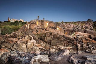 La casa uruguaya que una pareja de aventureros talló en una cueva