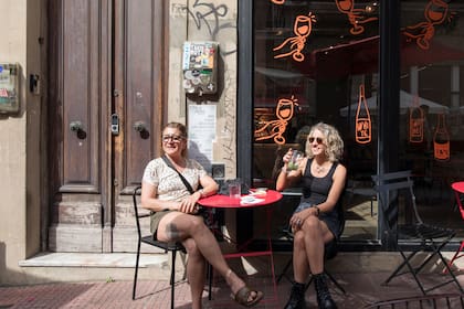 Tomando algo en la peatonal Pérez Castellano