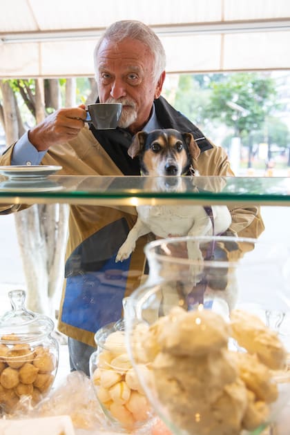 Tomando café en Claire Patisserie, en Recoleta, luego del paseo habitual con su mascota de 11 años.