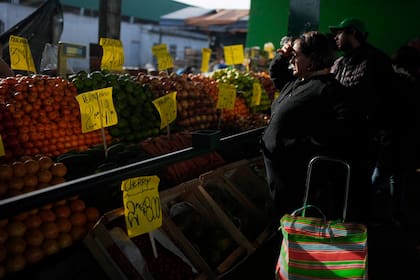 Tomando como base la Remuneración Imponible Promedio de los Trabajadores Estables (RIPTE) de noviembre, los salarios habían acumulado una suba del 143% en 2023, mientras que el valor de la canasta básica alimentaria aumentó 189% en el mismo período. Una pérdida de 46 puntos porcentuales en once meses.. (AP Foto/Natacha Pisarenko, Archivo)