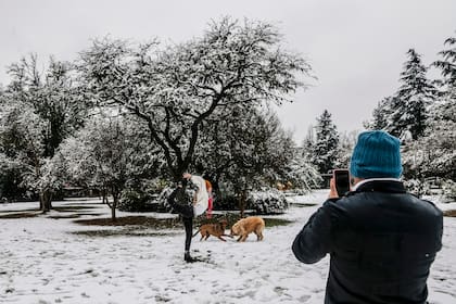 Tomando fotos para recordar la nevada en el Valle de Calamuchita en Villa General Belgrano, Córdoba