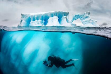 Tomando fotos submarinas en la Antártida como parte del proyecto Pristine Seas
