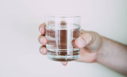 ¿Tomar agua tibia en ayunas beneficia la salud?