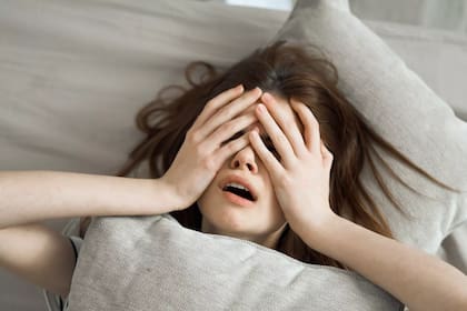 Tomar bebidas alcohólicas durante el día puede alterar el ciclo de sueño-vigilia y causar sobresaltos al dormir y dolores de cabeza y resaca al amanecer