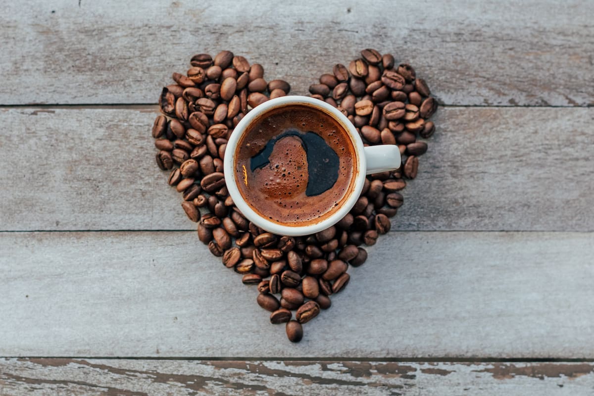 ¡Café en la Mañana, Corazón Feliz! El Secreto Revelado por Expertos para Disminuir Riesgos Cardíacos y Vivir Más