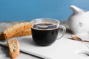 Ni azúcar ni nada: qué beneficios trae tomar el café solo