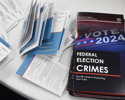 Tomar fotos o videos, especialmente de la boleta electoral, es ilegal en varios estados para evitar el registro indebido del voto (AP Foto/John L. Russell)