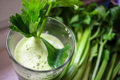 Tomar un vaso de jugo de apio por día reduce el riesgo de sufrir osteoporosis, artritis, afecciones autoinmunes, problemas gastrointestinales y muchas otras enfermedades inflamatorias