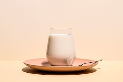 Tomar un vaso de leche antes de ir a dormir puede ayudar a mejorar el sueño, según los expertos (imagen ilustrativa)