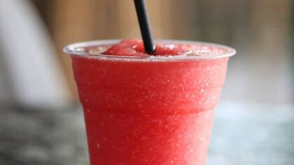 Tomar una bebida bien fría cuando hace mucho calor no es recomendado porque a nuestro cerebro no le gustan los cambios bruscos de temperatura