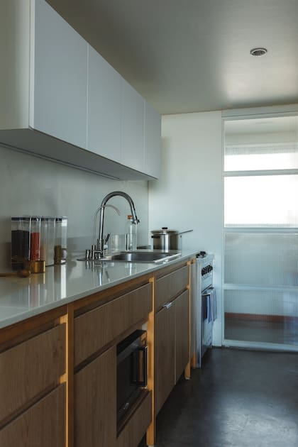 Tomaron unos metros del toilette, que está del otro lado, y generaron un hueco para embutir la heladera