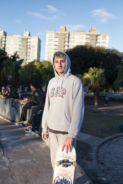 Tomás (24). Lugar: Almagro. ¿Qué es lo que más te gusta de practicar skate? “Lo más lindo es compartir con los pibes, subirse a la tabla. Es un deporte de autosuperación constante”. ¿Hace cuánto lo hacés? “Hace 6 años”.