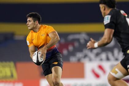 Tomás Albornoz ejecuta un pase; el equipo argentino protagonizará la final con Peñarol, siempre en el estadio Charrúa, de Montevideo.