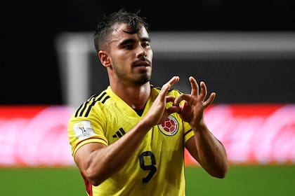 Tomás Ángel, goleador colombiano que guarda un enorme parecido con su padre Juan Pablo, gloria de River