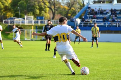 Tomás Aranda, con la número 10 en la espalda, durante un partido de inferiores ante Rosario Central