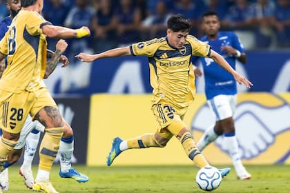 Tomás Aranda con la pelota durante el duelo de Boca ante Cruzeiro