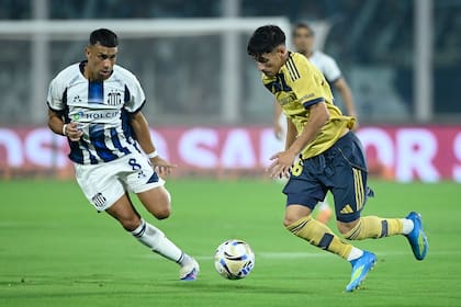 Tomás Aranda encara ante la marca de Ulises Ortegoza (Photo by Cesar Heredia/Getty Images)