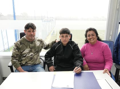 Tomás Aranda junto a sus padres, el día en que firmó su primer contrato profesional con Boca