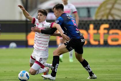 Tomas Belmonte (autor del 1-1 transitorio de Lanús), recibe una infracción de Richard Schunke, que hizo de cabeza el 1-0 para Independiente del Valle, en Ecuador