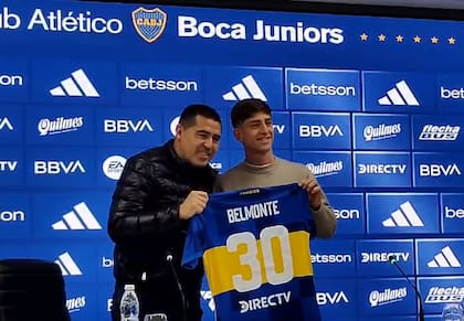 Tomás Belmonte con la camiseta 30 y con Juan Román Riquelme, presidente de Boca; el volante firmó un contrato hasta diciembre de 2028