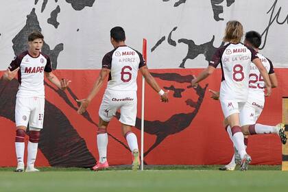 Tomas Belmonte, de Lanús, celebra su gol ante Independiente, en Avellaneda, por la Copa Sudamericana