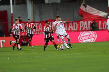 Tomás Belmonte, volante de Lanús, lucha con Valenzuela