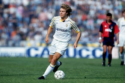 Tomas Brolin en un partido de Serie A con Parma