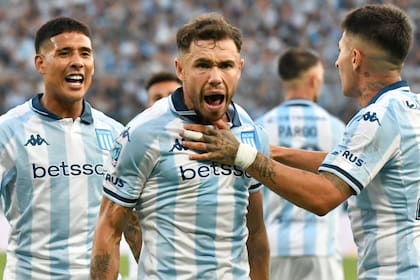 Tomas Conechny fesgteja el 1-1 de Racing ante Independiente Rivadavia