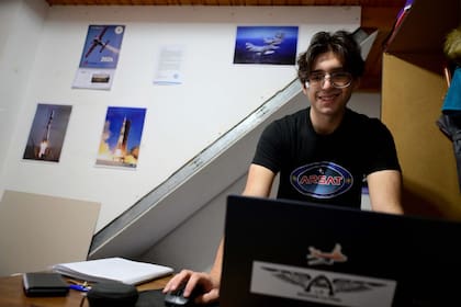 Tomás, en la habitación que comparte con otro estudiante en una residencia estudiantil en La Plata: "Yo ya venía con un interés que no sé de dónde salió por el espacio. Pero, en ese tiempo, el interés se transformó en pasión", dice