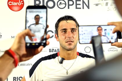 Tomás Etcheverry charlando con la prensa en el ATP de Río de Janeiro, tras derrotar al lituano Vilius Gaubas