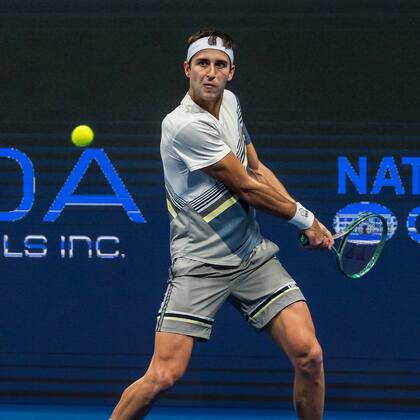 Tomás Etcheverry en Atenas: derrotó a McDonald y avanzó a los octavos de final