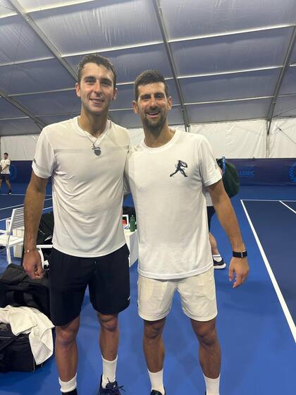 Tomás Etcheverry en el ATP de Atenas: debutó con un triunfo, pero antes se entrenó con Novak Djokovic