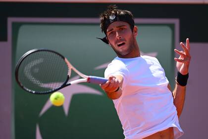 Tomás Etcheverry está en la gran semana de su carrera y ya está en la cuarta ronda de Roland Garros