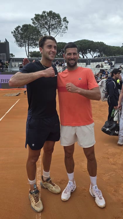 Tomás Etcheverry, número 1 argentino del ranking desde esta semana, se entrenó este martes con Novak Djokovic en el Foro Itálico de Roma