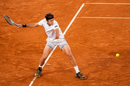 Tomás Etcheverry por impactar de drive en su victoria ante Jiri Lehecka en Hamburgo