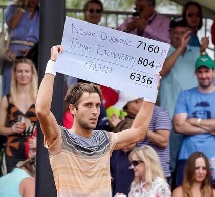 Tomás Etcheverry sostiene un cartel con la diferencia de puntos entre él y Djokovic