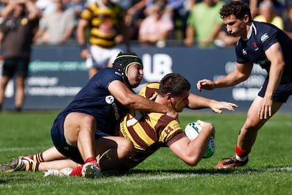 Tomás Gallo, de Buenos Aires, intenta desactivar un ataque profundo de Juan Penoucos, de Belgrano.